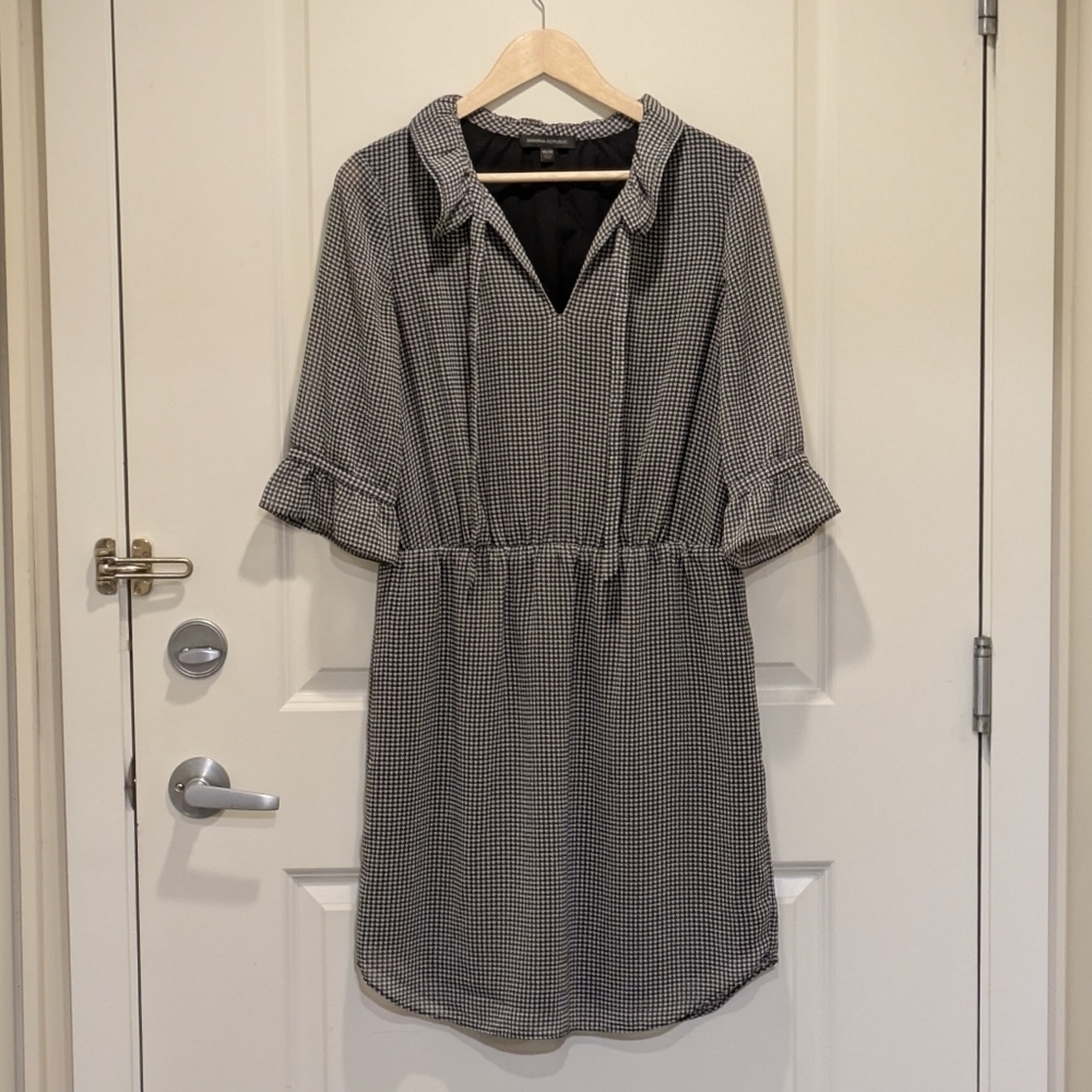 3/$30 EUC Banana Republic M Houndstooth Lined Ruffle Collar Dress with Pockets